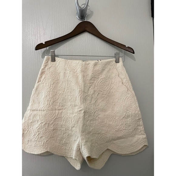 En Saison Pants - En Saison Cream Floral Matelasse Scalloped Hem Shorts ivory Medium NWT $135